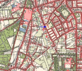 <p>Topografische kaart van de zuidzijde van Apeldoorn met daarop de situatie omstreeks 1960. De ruimte rond het Westenenkerpark raakte voller bebouwd en het complex met de Kohnstammschool (aangegeven met blauwe pijl) vormt als het ware de westgrens van de nieuwe bebouwingsstrook (www.topotijdreis.nl). </p>

